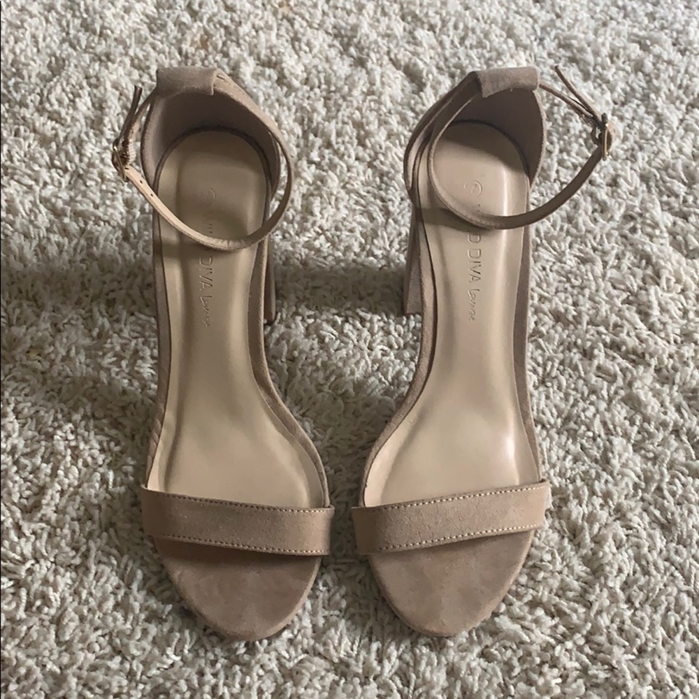 Suede Nude Pumps!